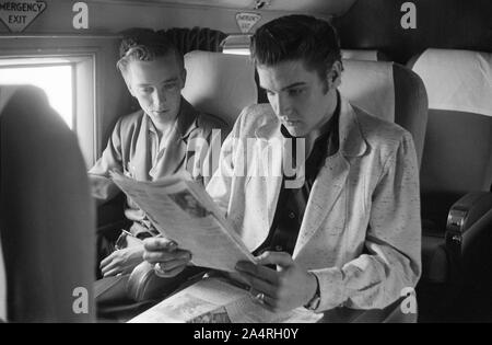Elvis Presley und seine Cousine Gen Smith in einem Bus unterwegs auf Tour. Das genaue Datum ist unbekannt, aber es ist wahrscheinlich der 27. Mai 1956 Stockfoto