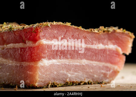 Vorspeise Schweinebauch in Gewürzen der Kräuter auf einem Schneidebrett geheilt. Stockfoto