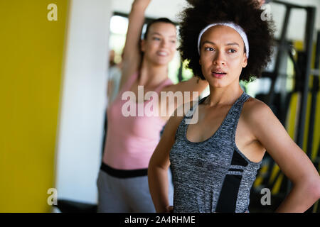 Fitness, Sport, Training, Fitness und Lifestyle Konzept. Gruppe von Frauen, die arbeiten in der Turnhalle Stockfoto