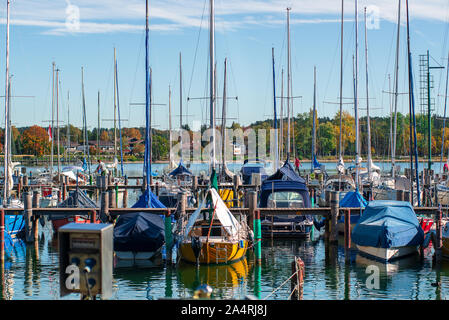 Seebruck, Germany-October 16,2019: Blick auf angelegte Boote in einem See nach der Saison ist vorbei. Stockfoto
