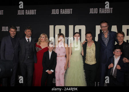 Hollywood, Kalifornien, USA. 15. Oktober, 2019. Carthew Neal, Taika Waititi, Rebel Wilson, römische Griffin Davis, Scarlett Johansson, thomasin McKenzie, Sam Rockwell, Stephen Merchant, Archie Yates, Alfie Allen 10/15/2019 Die Los Angeles Premiere von "Jojo Kaninchen' im Hollywood American Legion Post 43 in Los Angeles, CA Foto von Izumi Hasegawa/HollywoodNewsWire.co Credit: Hollywood News Wire Inc./Alamy leben Nachrichten Stockfoto