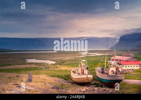 Älteste stahl Schiff in Island aufgegeben Rusty an Land in das Gras, Westfjorde, Island Stockfoto