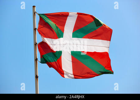 Euskadi Flagge schwenkten unter blauem Himmel Hintergrund. Baskenland, Spanien Stockfoto
