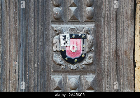 Wappen von St John's College Oxford ein konstituierendes College und die reichste Hochschule der Abzeichen oder Wappen auf der Bodleian Library Tor geprägtes Stockfoto