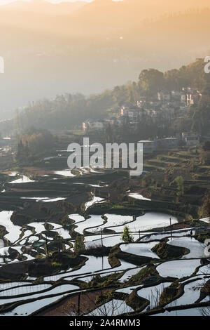 Kleines Dorf und Terraced Rice Fields von YuanYang, China am Morgen Stockfoto