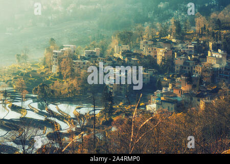 Kleines Dorf und Terraced Rice Fields von YuanYang, China am Morgen Stockfoto