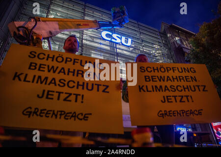 München, Deutschland. 16 Okt, 2019. Aktivisten der Umweltschutzorganisation Greenpeace das Logo an der CSU-Spitze zu ändern. Anstelle von 'CSU', 'SUV' (Sports Utility Vehicle) wurde am Montag Morgen zu lesen sein. Credit: Lino Mirgeler/dpa/Alamy leben Nachrichten Stockfoto