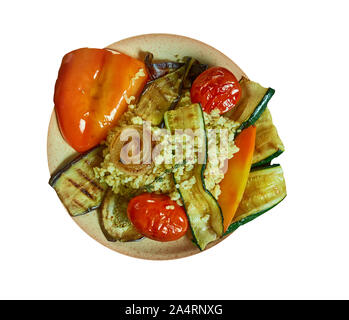 Halloumi und Bulgur weizen Salat, Nahaufnahme, mediterrane Salat. Stockfoto