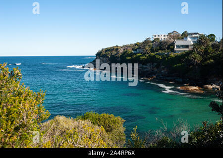 24.09.2019, Sydney, New South Wales, Australien - Blick auf eine kleine Bucht entlang der Bondi, Coogee Spaziergang unter einem klaren blauen Himmel. Stockfoto
