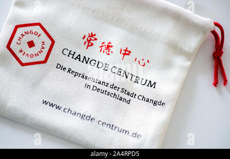 Hannover, Deutschland. 15 Okt, 2019. Eine Stofftasche mit der Aufschrift 'Changde Centrum' lag auf einem Tisch ist. Vor drei Jahren, eine rund 450 Meter lange shopping meile eröffnet auf der Chuanzi Fluss mit gemauerten Häuser im Norddeutschen Stil, einschließlich Kopien von einigen der Gebäude der Stadt Hannover. Die Straße ist ein Geschenk nach Hannover und ein Symbol für die langjährige Freundschaft zwischen den beiden Städten. (Zu dpa: "Kleine Hannover in China nach drei Jahren ohne eigenes Bier') Credit: Hauke-Christian Dittrich/dpa/Alamy leben Nachrichten Stockfoto