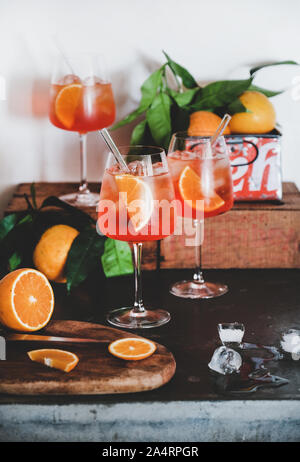 Aperol Spritz Aperitif trinken in Gläsern mit Orangen und Eis Stockfoto