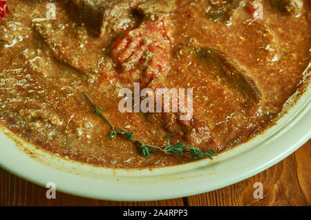 Der fergese Tiirana mit Rindfleisch, Leber, albanische nationale Gerichte Stockfoto