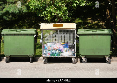 Die Verschmutzung aus dem Papierkorb Kunststoff Restmüll. Die Müllcontainer voll mit Müll in der Stadt. Stockfoto