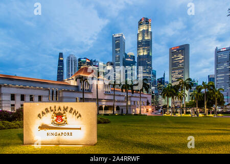 Singapur-04 Oct 2017: Singapur Parlament Gebäude im Kernbereich bei Nacht Stockfoto