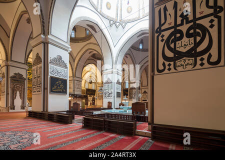 Ansicht mit Detail der Spiegel - Schreiben Kalligraphie auf Wand, Große Moschee von Bursa, Türkei Stockfoto