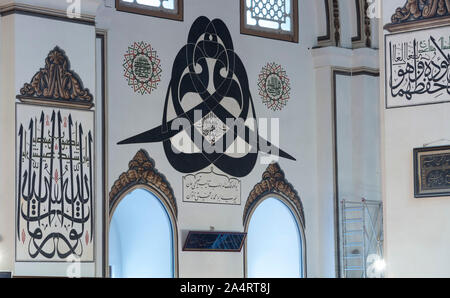 Detail der Spiegel - Schreiben Kalligraphie auf Wand, Große Moschee von Bursa, Türkei Stockfoto