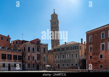 Saint Stephen schiefen Turm schief belwry in Venedig anzeigen Stockfoto