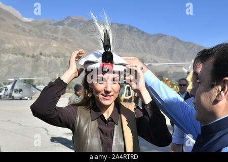 Die Herzogin von Cambridge trägt eine traditionelle Hut und Mantel bei einem Besuch in einem Dorf in der Chitral Tal in Pakistan am dritten Tag der königlichen Besuch des Landes. Stockfoto