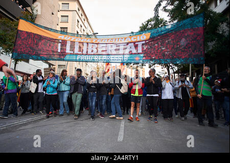 16. Oktober 2019 Girona, Spanien. - - - - - Demonstranten zu Fuß von verschiedenen Punkten von Katalonien und auf seiner Tagung in Barcelona drei Tage nach, in der Antwort auf die Haftstrafen von bis zu 13 Jahren Gefängnis, dass der Oberste Gerichtshof in der katalanischen Unabhängigkeit Führer, die versuchte, weg von Spanien in 2017 Pablo Guillen/Alamy zu Brechen durchzusetzen Stockfoto