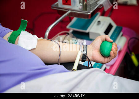 Blutspender auf Spende mit einem bouncy Ball halten in der Hand. Healthcare und der Nächstenliebe. Stockfoto