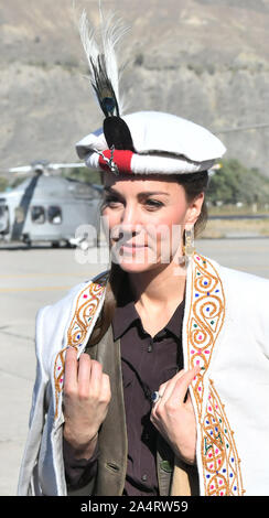 Die Herzogin von Cambridge trägt eine traditionelle Hut und Mantel bei einem Besuch in einem Dorf in der Chitral Tal in Pakistan am dritten Tag der königlichen Besuch des Landes. Stockfoto