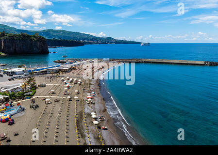 Eine kleine Stadt mit einem Hafen der italienischen Stadt Meta neben Sorrento Stockfoto