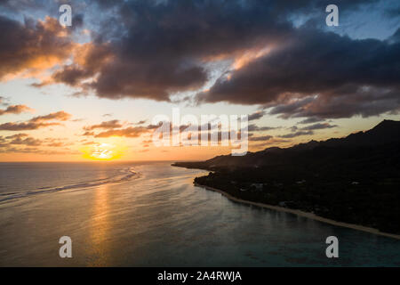 Dramatischer Sonnenuntergang über der Insel Rarotonga, Teil der Köche Insel. Stockfoto