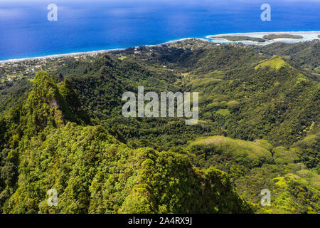 Luftaufnahme der Dschungel bedeckten Berge im Inneren der Insel Rarotonga in den Köchen Insel im Pazifischen Ozean Stockfoto