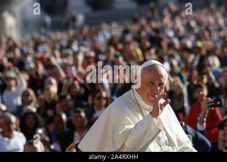 Aus dem Vatikan, 16. Oktober 2019. Papst Franziskus Wellen an die Gläubigen, wie er kommt, um die Generalaudienz auf dem Petersplatz teilnehmen. © Riccardo De Luca Credit: Update Bilder/Alamy leben Nachrichten Stockfoto