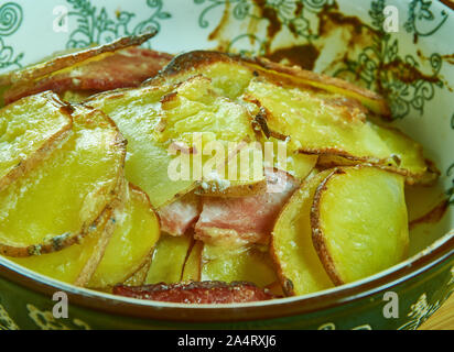 Überbackene Kartoffeln mit saurer Sahne Kasserolle Stockfoto