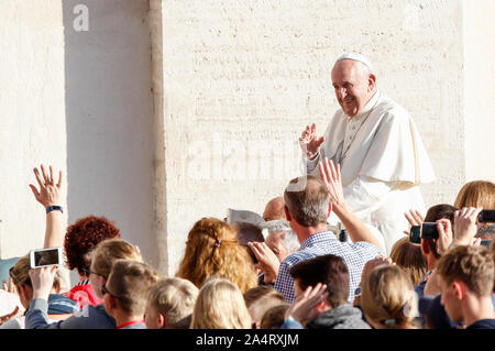 Aus dem Vatikan, 16. Oktober 2019. Papst Franziskus Wellen an die Gläubigen, wie er kommt, um die Generalaudienz auf dem Petersplatz teilnehmen. © Riccardo De Luca Credit: Update Bilder/Alamy leben Nachrichten Stockfoto