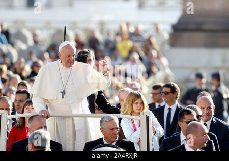 Aus dem Vatikan, 16. Oktober 2019. Papst Franziskus Wellen an die Gläubigen, wie er kommt, um die Generalaudienz auf dem Petersplatz teilnehmen. © Riccardo De Luca Credit: Update Bilder/Alamy leben Nachrichten Stockfoto