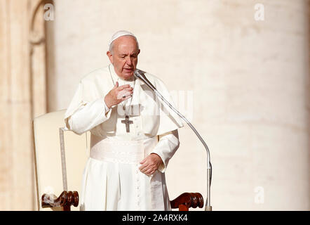 Aus dem Vatikan, 16. Oktober 2019. Papst Franziskus nimmt an der Generalaudienz auf dem Petersplatz. © Riccardo De Luca Credit: Update Bilder/Alamy leben Nachrichten Stockfoto