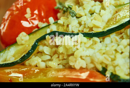 Halloumi und Bulgur weizen Salat, Nahaufnahme, mediterrane Salat. Stockfoto