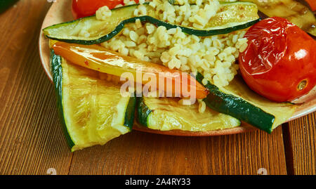 Halloumi und Bulgur weizen Salat, Nahaufnahme, mediterrane Salat. Stockfoto