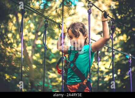 Kleine Mädchen in den Adventure Park im Sommer Stockfoto