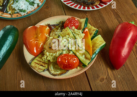 Halloumi und Bulgur weizen Salat, Nahaufnahme, mediterrane Salat. Stockfoto