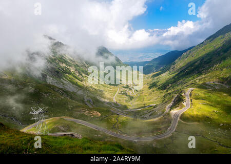 Transfagarasan Pass im Sommer. Kreuzung Karpaten in Rumänien, Transfagarasan ist eine der spektakulärsten Gebirgsstraßen in der Welt Stockfoto