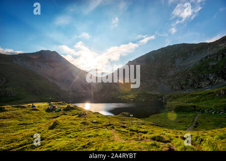 Landschaft vom Capra-See in Rumänien und Fogarascher Berge im Sommer Stockfoto