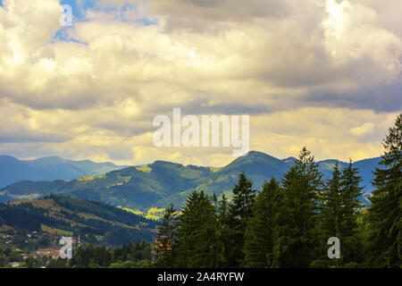 Die Ukraine, die Karpaten. Ansicht der Verkhovyna Dorf aus dem Lookout Mountain Shveykova Stockfoto