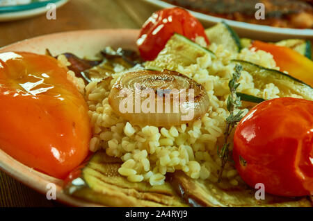 Halloumi und Bulgur weizen Salat, Nahaufnahme, mediterrane Salat. Stockfoto