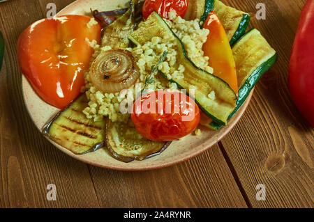 Halloumi und Bulgur weizen Salat, Nahaufnahme, mediterrane Salat. Stockfoto