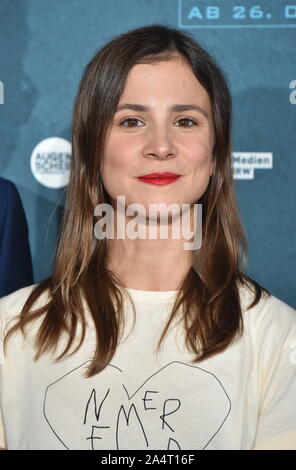 Köln, Deutschland. 14 Okt, 2019. Die Schauspielerin Aylin Tezel kommt auf die Vorführung des Films "7500" auf dem Filmfestival Köln, Internationales Festival für Film und Fernsehen. Credit: Horst Galuschka/dpa/Alamy leben Nachrichten Stockfoto