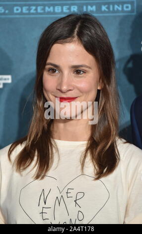 Köln, Deutschland. 14 Okt, 2019. Die Schauspielerin Aylin Tezel kommt auf die Vorführung des Films "7500" auf dem Filmfestival Köln, Internationales Festival für Film und Fernsehen. Credit: Horst Galuschka/dpa/Alamy leben Nachrichten Stockfoto