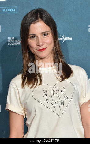 Köln, Deutschland. 14 Okt, 2019. Die Schauspielerin Aylin Tezel kommt auf die Vorführung des Films "7500" auf dem Filmfestival Köln, Internationales Festival für Film und Fernsehen. Credit: Horst Galuschka/dpa/Alamy leben Nachrichten Stockfoto