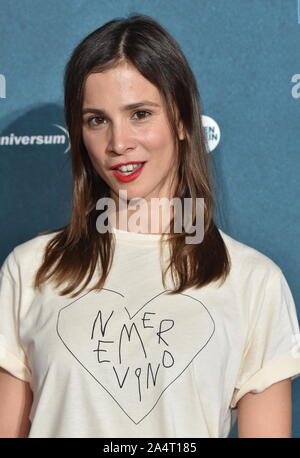 Köln, Deutschland. 14 Okt, 2019. Die Schauspielerin Aylin Tezel kommt auf die Vorführung des Films "7500" auf dem Filmfestival Köln, Internationales Festival für Film und Fernsehen. Credit: Horst Galuschka/dpa/Alamy leben Nachrichten Stockfoto