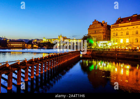 Prager Burg Fluss Nacht, bunte Häuser an der Moldau Prag Tschechische Republik beleuchtet die Moldau in Prag Stockfoto