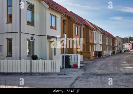 Gemeinschaft neu errichteter, typisch schwedischer Wohnungen im Vorort Runby, Upplands Vasby, Stockholmer Kreis, Schweden Stockfoto