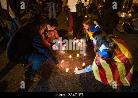 Barcelona, Spanien. 15 Okt, 2019. Mehrere Demonstranten mit städtischer Abgeordneter flags Kerzen in der Nähe der Sitz der spanischen Regierung Delegation in Katalonien während der Demonstration. Zweiter Tag der Unabhängigkeit Proteste nach den Urteilen des Supreme Court. Tausende von Menschen in Barcelona in der Nähe der Sitz der spanischen Regierung Delegation in Katalonien konzentriert. Die Proteste waren wirklich friedliche Versammlung endete jedoch mit schweren Polizei und Barrikaden in Brand. Credit: SOPA Images Limited/Alamy leben Nachrichten Stockfoto