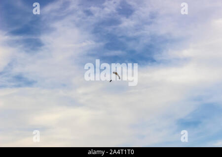 Gleitschirm fliegen im blauen Himmel hoch. Stockfoto